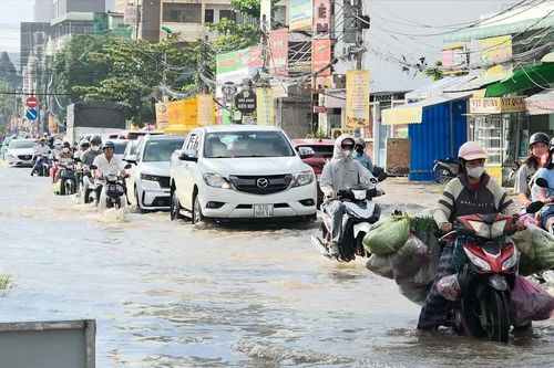 Triều cường dâng cao, nhiều tuyến đường ở miền Tây ngập sâu