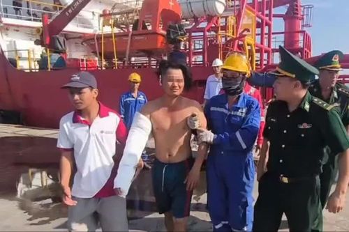 Ngư dân bị máy tời cuốn áo, gãy tay trên biển