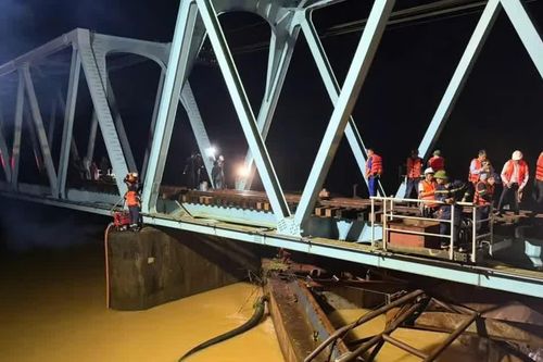 Quảng Trị: Khẩn cấp xử lý 3 sà lan trôi dạt, đâm cầu đường sắt Mỹ Chánh