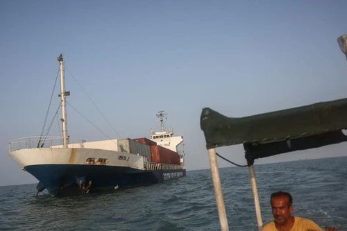 Tàu thương mại của Iran trúng vật thể không xác định ở eo biển Hormuz