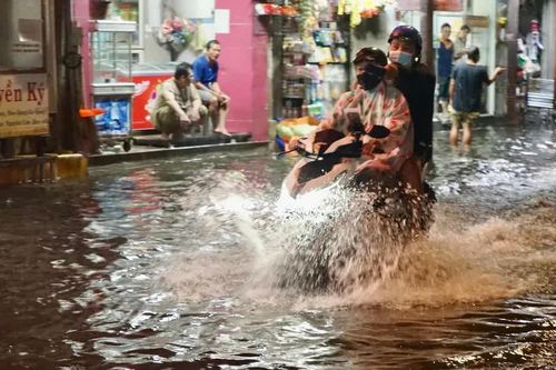Mưa lớn kết hợp triều cường, nhiều tuyến đường ở Thủ Dầu Một ngập sâu