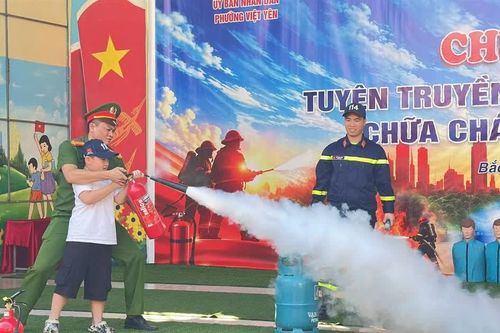 Học sinh Bắc Ninh thực hành kỹ năng phòng cháy, chữa cháy và cứu nạn, cứu hộ