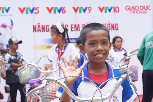 100 học sinh vùng biên An Giang háo hức đón xe đạp mới