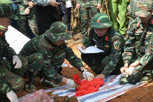 Khẩn trương cất bốc 28 hài cốt liệt sĩ tại phường Cam Đường