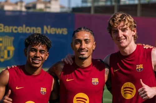 Chưa có bàn thắng, Anthony Gordon vẫn chiếm trọn cảm tình ở Barca