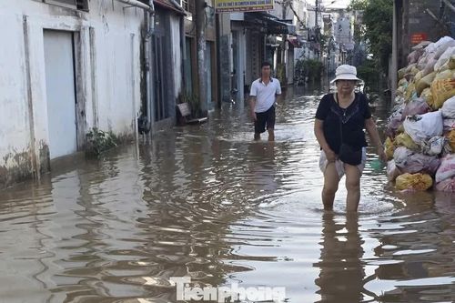 Bến Ninh Kiều ở Cần Thơ lại ngập
