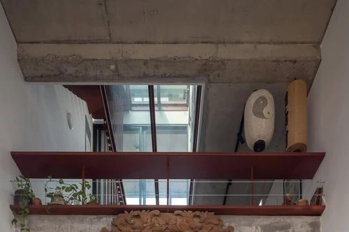 Nhà sử dụng sàn kính và kim loại tạo những khoảng nhìn xuyên suốt giữa các tầng