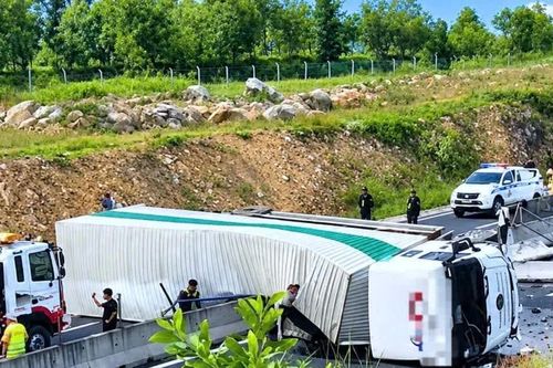 Xe đầu kéo lật chắn ngang cao tốc Vĩnh Hảo - Phan Thiết
