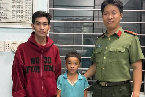 Thiếu niên 13 tuổi đi bộ hơn 80 km tìm mẹ giữa mưa lũ