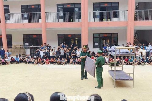 Lính Biên phòng túc trực, hướng dẫn học sinh trường nội trú biên giới nền nếp sinh hoạt