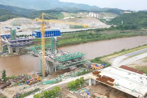 Cầu vượt sông Hồng nối Việt Nam - Trung Quốc tại Lào Cai dần hình thành