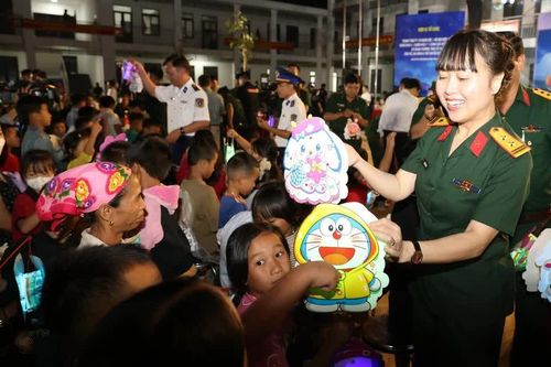 Trung thu sớm lan tỏa nụ cười ở Na Ngoi