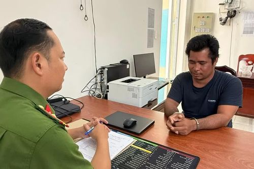 Tạm giam đối tượng đánh mẹ, cầm dao đâm cảnh sát