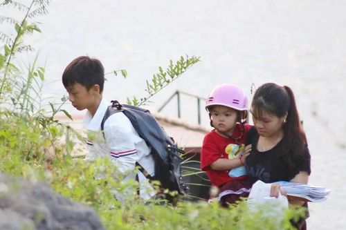 Phó Thủ tướng chỉ đạo khẩn vụ 60 học sinh đi thuyền đến trường