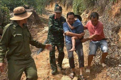 Xuyên đêm tìm kiếm bé trai đi lạc trên núi