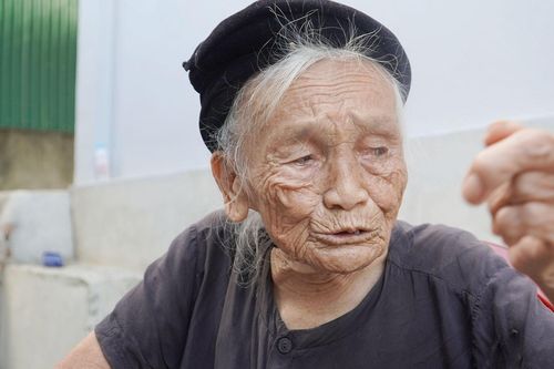 Cụ bà 98 tuổi kể đêm cả làng tháo 130 ngôi nhà, mở đường cho xe ra trận