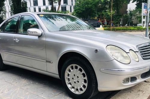 Mercedes Benz E240 từng có giá 1,8 tỷ đồng, sau 22 năm chỉ còn 200 triệu