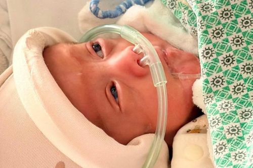 Khóc nghẹn trong phòng mổ, người mẹ trẻ đón con chào đời sau bao lần thót tim
