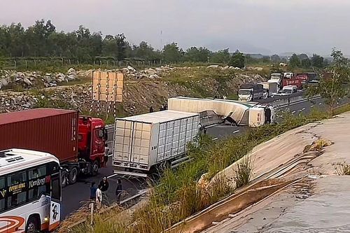 Xe tải lật chắn ngang cao tốc, giao thông ùn tắc kéo dài