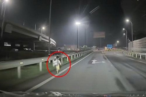 Bé trai đi lạc ở đường dẫn cao tốc lúc nửa đêm, tài xế dừng xe làm điều ấm lòng