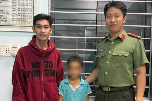 Bé trai 13 tuổi đi bộ hơn 100km tìm mẹ, được phát hiện một mình giữa trời mưa