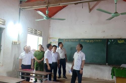 Cận cảnh phòng học căng bạt, xà gồ mối mọt khiến Giám đốc Sở GD-ĐT 'giật mình'