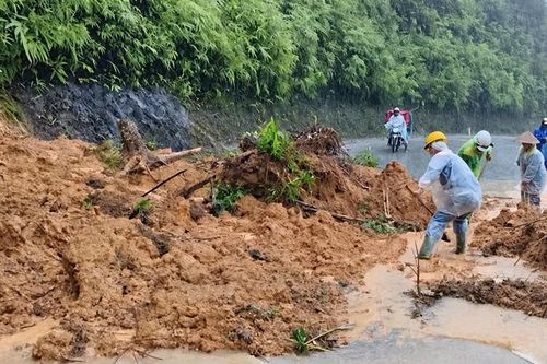 Mưa lớn gây sạt lở, tàu hàng chở 247 tấn dầu mắc cạn tại Huế