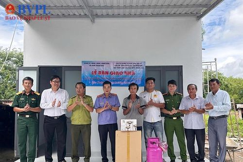 VKSND khu vực 12, tỉnh Lâm Đồng phối hợp bàn giao nhà cho hộ nghèo tại xã Hàm Thuận Bắc