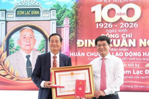Đồng chí Phạm Trọng Hoàng trao Huân chương Lao động hạng Nhì cho gia đình ông Đinh Xuân Ngô - nguyên Phó Chánh Văn phòng Tỉnh ủy Nghệ An