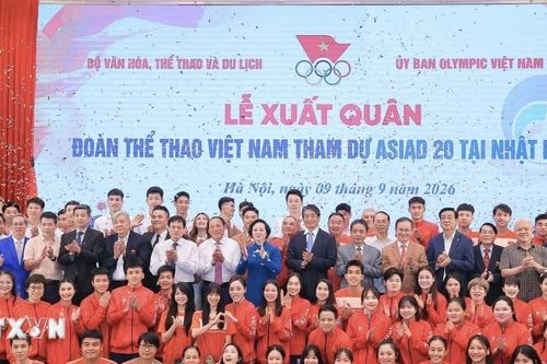 Lê Thanh Thúy và Đinh Quang Kiệt cầm cờ Đoàn Việt Nam tại khai mạc ASIAD 20