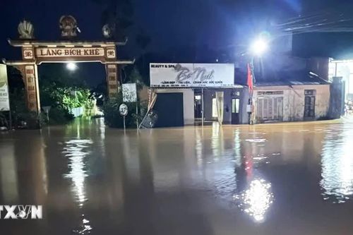 Quảng Trị: Người dân ven sông Thạch Hãn tất bật 'chạy lũ' trong đêm