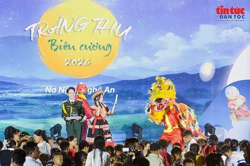 Mang Tết Trung thu ấm áp đến trẻ em vùng biên Na Ngoi