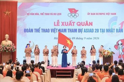 Thanh Thúy và Quang Kiệt cầm cờ Đoàn Thể thao Việt Nam tại khai mạc ASIAD 20