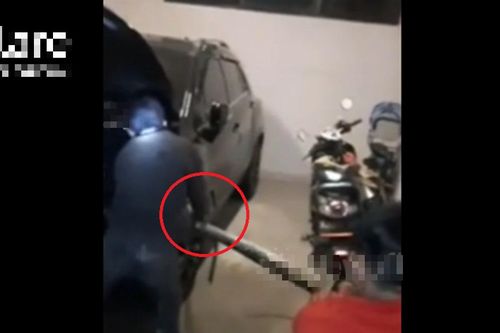 Mở xe ôtô, người dân phát hiện cảnh tượng 'nổi da gà'