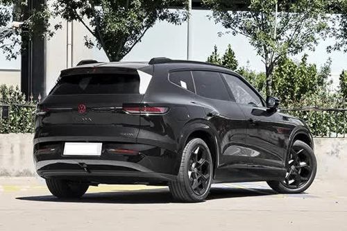 SUV dài 5 mét, công suất 503 mã lực, giá 850 triệu đồng