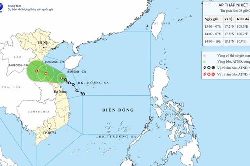 Áp thấp nhiệt đới tiến vào đất liền, miền Trung hứng mưa lớn