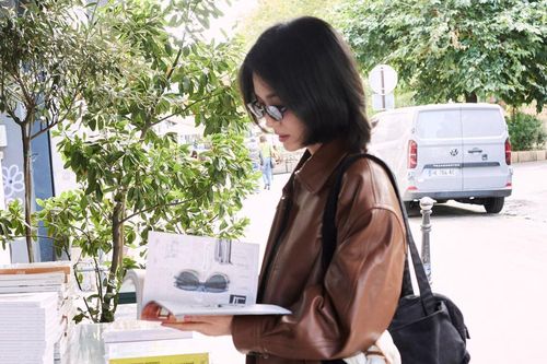 Ảnh đời thường của Song Hye Kyo tại Pháp, khí chất như bước ra từ phim