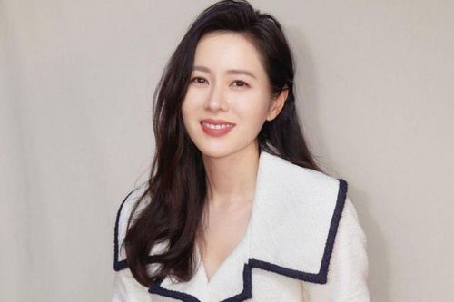 Son Ye Jin gặp sự cố với váy, hành động của mỹ nhân bên cạnh gây chú ý
