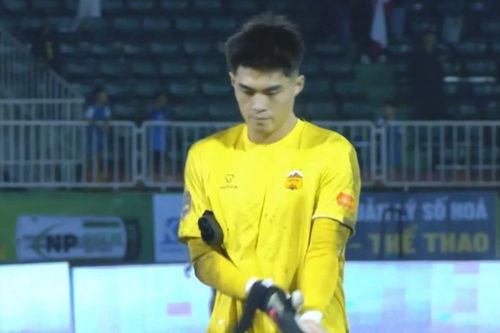 Trung Kiên bất lực nhìn HAGL thua đau trên sân nhà