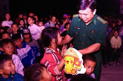 Ấm áp 'Trăng thu biên cương' ở Nghệ An