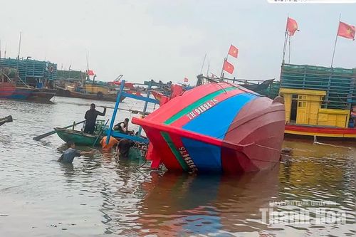 BĐBP Thanh Hóa phối hợp trục vớt tàu cá bị chìm