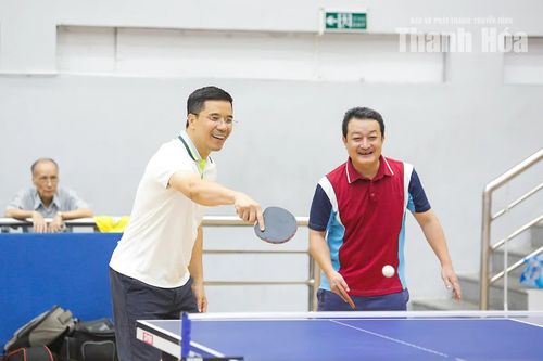 Phó Bí thư Thường trực Tỉnh ủy Nguyễn Hồng Phong thi đấu giao lưu tại Giải bóng bàn các câu lạc bộ tỉnh Thanh Hóa mở rộng