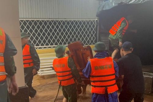Mưa lớn dồn dập, Quảng Trị khẩn trương di dời hàng trăm hộ dân vùng nguy hiểm