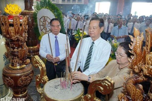 Nguyên Thủ tướng Nguyễn Tấn Dũng cùng các đồng chí lãnh đạo thành kính tưởng niệm anh hùng liệt sĩ tại An Giang
