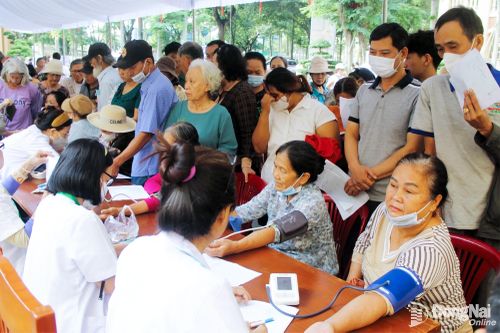 Khám sức khỏe, phát thuốc miễn phí cho 2,7 ngàn người nghèo, người khuyết tật, trẻ mồ côi