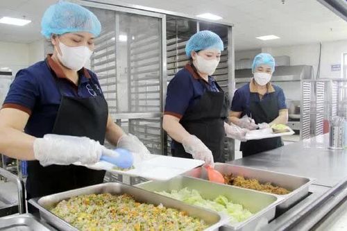 Một suất ăn công nghiệp đi qua bao nhiêu khâu trước khi đến tay công nhân?