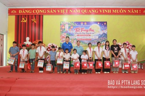 Tỉnh đoàn, Hội đồng Đội tỉnh tổ chức Tết Trung thu cho thiếu nhi xã Quý Hòa