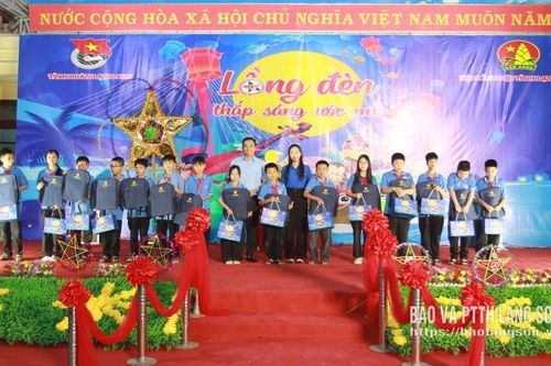 Trao quà trung thu cho 250 thiếu nhi xã Đồng Đăng