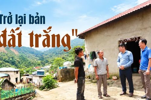 Trở lại bản “đất trắng”