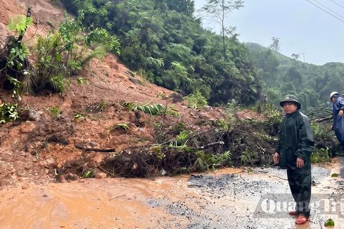 Mưa lớn gây sạt lở, Quốc lộ 15D ách tắc
